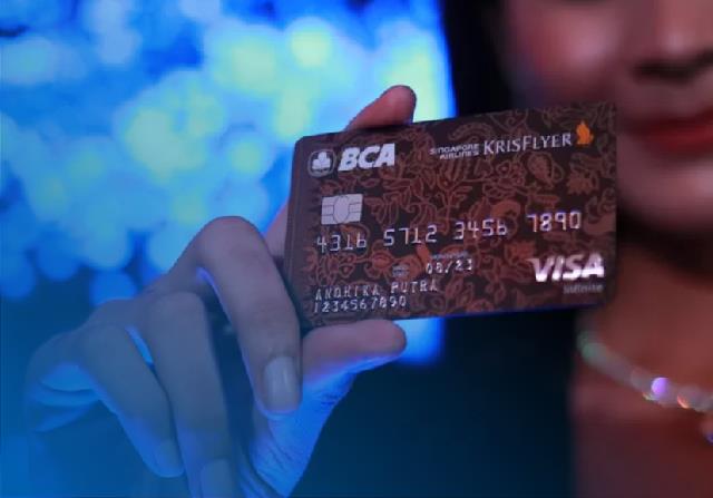 Cara Cek ATM BCA Masih Aktif Atau Tidak Cara Cek ATM BCA Masih Aktif atau Tidak adalah langkah penting untuk memastikan keberlanjutan dan ketersediaan rekening bank BCA yang kalian miliki. Jika sudah tidak aktif, tentu nasabah akan sulit mengirim dan menerima uang lagi. Alhasil, kalian harus membuat rekening BCA yang baru. Rekening BCA yang sudah tidak aktif ternyata dapat disebabkan oleh hal-hal tertentu lho. Tentu saja kalian harus mengetahui semua alasan tersebut, guna mengantisipasi masalah itu terjadi. Bagi pembaca yang ingin mengetahui bagaimana Cara Cek ATM BCA Masih Aktif atau Tidak dan penyebabnya, ikuti pembahasan pada artikel di bawah ini sampai selesai ya! Cara Cek ATM BCA Masih Aktif Atau Tidak Bank BCA termasuk salah satu bank swasta terbesar di Indonesia yang selalu memperhatikan dalam memberikan pelayanan bagi para nasabahnya. Mengetahui hal tersebut, tidak heran jika Bank BCA ini telah memiliki ribuan nasabah yang tersebar di seluruh pelosok di Indonesia. Sebagai bagian dari nasabah Bank BCA sudah pasti nasabah memiliki nomor rekening. Nomor rekening ini akan digunakan untuk menarik dan memasukan uang di bank. Tidak hanya itu, nomor rekening juga digunakan untuk keperluan transfer, menerima transferan, mengecek saldo dan lain sebagainya. Lantas bagaimana jika kalian sudah lama tidak melakukan transaksi melalui Bank BCA. Tentu yang menjadi pertanyaan adalah apakah rekening masih aktif atau tidak ? Untuk mengetahui jawaban dari pertanyaan tersebut, kalian bisa lakukan prosedur Cara Cek ATM BCA Masih Aktif atau Tidak dengan beberapa metode di bawah ini : 1. Expired Date Kartu ATM Cara Cek ATM BCA Masih Aktif atau Tidak yang paling mudah yakni dengan melihat expired date di depan kartu ATM, biasanya akan bertuliskan bulan dan tahun dengan jumlah 2 digit. Apabila sudah terbukti Kartu ATM BCA Expired, maka kartu ATM BCA tersebut sudah tidak aktif. 2. Cek Melalui Mesin ATM Hadirnya ATM dapat memudahkan transaksi para nasabah, karena di ATM semua orang bisa mengakses semua kebutuhan transaksi perbankan. Mulai dari keperluan tarik tunai, transfer antar bank atau sesama bank, cek saldo, bahkan bisa juga untuk mengecek rekening masih aktif atau tidak. Menariknya lagi, kini mesin ATM sudah tersedia dimanapun bahkan bisa diakses selama 24 jam sehingga dapat memudahkan para nasabah. Berikut Cara Cek ATM BCA Masih Aktif atau Tidak melalui mesin ATM : Pertama, siapkan kartu ATM BCA yang ingin dicek Datangi lokasi mesin ATM terdekat dari rumah Masukkan kartu ATM ke slot mesin seperti biasanya Langkah berikutnya, isikan password Setelah itu, coba untuk melakukan transaksi Tunggu hingga prosesnya selesai dilakukan Cek apakah terjadi kegagalan atau tidak Jika tidak, maka rekening BCA masih aktif Terakhir, ambil ATM milikmu kembali 3. Call Center BCA Selain Cara Cek ATM BCA Masih Aktif atau Tidak dengan di atas, metode lainnya yang bisa kalian lakukan yakni dengan menghubungi call center BCA di 1500888. Atau juga dapat menghubungi whatsapp di no 62-811-1500-998. Setelah itu silahkan utarakan keperluan kalian untuk memeriksa masa aktif kartu ATM. Jangan lupa juga untuk mempersiapkan buku tabungan dan kartu identitas seperti KTP/SIM untuk keperluan verifikasi data kepemilikan rekening yang digunakan. 4. Kantor BCA Terdekat Jika nasabah merasa kesulitan dengan beberapa metode diatas, maka langkah paling mudah adalah dengan cara mengunjungi salah satu kantor cabang BCA terdekat. Untuk dokumen tambahan, tidak ada salahnya jika kalian membawa buku tabungan, kartu ATM, dan KTP. Berikut untuk prosedur selengkapnya : Pertama, kunjungi kantor cabang BCA terdekat Kemudian pastikan sudah mengambil nomor antrian Tunggu hingga mendapatkan panggilan ke CS bank Sampaikan jika ingin mengecek masa aktif no rekening Beri waktu CS bank untuk melakukan pengecekan Ketahui hasil pengecekan nomor rekening BCA 5. Melalui E Wallet Cara Cek ATM BCA Masih Aktif atau Tidak yang terakhir yakni dengan memanfaatkan layanan e wallet. Kalian bisa memilih sendiri dompet digital mana yang ingin digunakan. Misalnya saja seperti e-ewallet DANA, OVO, dan lain sebagainya. Di bawah ini akan disampaikan tahapan lengkapnya : Masuk ke aplikasi e wallet yang ada di smartphone Lakukan transfer ke no rekening yang ingin dicek Lihat apakah muncul nama penerimanya Jika tidak menemukan, artinya no rekening tidak aktif Jika kalian sudah melakukan Cara Cek ATM BCA Masih Aktif Atau Tidak dan rekening sudah tidak bisa digunakan lagi maka tahap selanjutnya yang perlu dilakukan adalah mengaktifkannya. Untuk tahapannya sendiri bisa kalian kunjungi artikel Cara Mengaktifkan Kartu ATM BCA Yang Sudah Lama Tidak Dipakai. Penyebab Rekening BRI Tidak Aktif Tidak sedikit nasabah yang sudah lama menabung di Bank BCA bingung, bahkan heran bagaimana bisa rekening milik mereka tiba-tiba nonaktif. Masalah yang satu ini biasanya disebabkan oleh hal-hal tertentu seperti berikut : Aktivitas Mencurigakan Pihak BCA biasanya akan menonaktifkan rekeningmu sementara, bahkan permanen jika terdapat aktivitas mencurigakan yang sudah dilakukan, sehingga kalian wajib membuat tabungan yang baru. Saldo Kosong Penyebab rekening BCA yang nonaktif berikutnya adalah karena saldonya habis, bahkan tidak pernah nasabah isi dalam kurun waktu cukup lama. Pihak BCA akan menonaktifkan tabunganmu, jika kalian tidak pernah menabung, sehingga biaya admin pun tidak perlu dibayar kembali. Salah Transfer Bagi kalian yang menerima uang akibat salah transfer, terlebih lagi dalam nominal sangat besar, maka pihak BCA akan langsung memblokir rekeningmu. Hal ini dilakukan agar nasabah tidak dapat menggunakan dananya untuk kebutuhan pribadi, biasanya hal ini disebabkan kesalahan pihak lain. Demikianlah penjelasan yang dapat kami sampaikan terkait Cara Cek ATM BCA Masih Aktif atau Tidak. Kunjungi artikel lainnya yakni Cara Mengurus ATM BCA Yang Hilang. Cara Cek ATM BCA Masih Aktif Atau Tidakrt