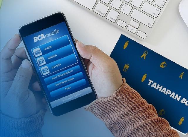 Transfer Lewat BCA Mobile Ke Bank Lain Kali ini, akan dibahas mengenai Transfer lewat BCA Mobile ke Bank Lain. BCA Mobile sendiri adalah salah satu layanan perbankan yang dapat memudahkan nasabah dalam melakukan berbagai transaksi keuangan, seperti transfer ke bank lain dengan mudah melalui ponsel. Nah, bagi pembaca yang tertarik memanfaatkan layanan ini untuk melakukan transaksi transfer antar perbankan, berikut penjelasan lengkap mengenai bagaimana prosedur dari Transfer lewat BCA Mobile ke Bank Lain. Transfer Lewat BCA Mobile Ke Bank Lain Di zaman sekarang ini, proses pengiriman dan pengambilan dana melalui mesin ATM atau bank sudah menjadi hal yang sangat umum dilakukan sehari-hari. Terlebih lagi kini, cara transfer ke bank lainya dapat dengan mudah nasabah lakukan menggunakan media seperti mobile banking. Setelah pada artikel sebelumnya kita sudah membahas mengenai Cara Transfer M-Banking BCA Ke BPD Jatim, kini saatnya beralih pada topik lain yakni Cara Transfer lewat BCA Mobile ke Bank lain. Pada dasarnya langkah-langkahnya terbilang sama, namun agar semakin meyakinkanmu, berikut akan disampaikan mengenai Prosedur Transfer lewat BCA Mobile ke Bank Lain : 1. Buka aplikasi M-Banking BCA. Cara Transfer lewat BCA Mobile ke Bank Lain yang pertama adalah masukkan kode akses mobile banking BCA dan masuk ke menu “m-Transfer”. 2. Pilih Transfer Selanjutnya, pilih transfer ke lain bank. Dengan cara, masuk ke menu transfer antar rekening, lalu pilih ke rekening mana yang ingin kalian transfer. 3. Masukkan Kode Bank dan No Rekening Jika sudah, masukkan kode bank beserta no rekening tujuan, lalu masukkan juga jumlah nominal uang yang akan ditransfer. 4. Tambahkan Berita Transfer Dengan transfer menggunakan m-banking BCA, kalian juga dapat menambahkan keterangan atau berita transfer di akhir step. 5. Konfirmasi Transfer Nantinya kalian akan melihat menu konfirmasi no rekening penerima. Berikutnya masukkan PIN BCA dan pastikan tidak salah dalam memasukkan PIN tersebut. Biaya Admin Transfer Lewat BCA Mobile Ke Bank Lain Biaya admin saat melakukan transfer ke lain bank merupakan salah satu informasi penting yang perlu diketahui oleh nasabah di setiap lembaga perbankan. Adapun biaya admin Transfer lewat BCA Mobile ke Bank Lain adalah Rp 6.500 baik itu dilakukan melalui ATM, m-banking, maupun internet banking. Selain melalui metode transfer yang disebutkan sebelumnya, ada pula metode transfer yang lainnya, yakni melalui LLG dan RTGS yang dikenakan biaya Rp 2.900. Ketentuan biaya admin tersebut juga berlaku pada Biaya Transfer BCA ke OCBC NISP maupun lembaga perbankan lainnya seperti BRI, Mandiri dan lainnya. Penyebab BCA Mobile Tidak Bisa Transfer Ke Bank Lain Masalah kegagalan Transfer lewat BCA Mobile ke Bank Lain tentunya tidak terjadi begitu saja. Secara umum, masalah tersebut dapat disebabkan oleh beberapa hal dibawah ini : Akses internet yang tidak lancar atau stabil Saldo di rekening BCA tidak cukup Memasukkan no rekening / virtual account yang salah PIN BCA mobile yang dimasukkan salah Server sedang error karena adanya perbaikan Nasabah telah mencapai limit transfer Setelah mengetahui beberapa penyebab mengapa BCA mobile tidak bisa transfer, kini saatnya bagi kalian untuk mengetahui solusi dalam mengatasi berbagai masalah tersebut. Adapun berikut beberapa cara mengatasi aplikasi BCA mobile yang tidak bisa transfer : 1. Memastikan akses internet stabil Jika masalah BCA Mobile tidak bisa transfer terjadi karena akses internet buruk, maka cara untuk mengatasinya adalah dengan mengganti akses internet yang bagus. Misalnya seperti menggunakan Wifi, ataupun solusi lainnya bisa meminta bantuan teman untuk meminjam koneksi hotspot milik mereka. 2. Mengisi saldo rekening Jika nasabah mengalami gagal transfer dengan BCA mobile karena jumlah saldo di dalam rekening tidak cukup, maka kalian perlu mengisi saldo terlebih dahulu. Untuk mengisi ulang saldo sendiri, bisa dilakukan melalui beberapa opsi metode seperti lewat teller, mesin ATM setor tunai, transfer dari dompet digital, dan lainnya. 3. Memastikan PIN yang dimasukkan sudah benar Solusi untuk masalah Transfer Lewat BCA Mobile ke Bank Lain karena salah memasukkan PIN adalah dengan memastikan ulang jika PIN yang dimasukkan sebelumnya sudah benar. Jika kalian ragu jangan dipaksakan, karena akun BCA mobile milikmu bisa diblokir. Jika sudah terlanjur diblokir, maka urus pembukaan blokir di kantor cabang BCA terdekat. 4. Menunggu server pulih Jika BCA Mobile yang tidak bisa transfer disebabkan karena adanya perbaikan sistem, maka kalian tidak bisa melakukan apapun selain menunggu hingga server pulih kembali. 5. Perhatikan limit transfer harian Cara mengatasi kegagalan saat ingin transfer via BCA mobile berikutnya adalah dengan memperhatikan batasan transfer. Limit transfer BCA mobile dapat tergantung dari jenis rekening. Oleh sebab itu, coba cek terlebih dahulu jenis rekening BCA apa yang kalian gunakan dan pastikan berapakah limit transfer yang berlaku. Jika sudah melebihi limit transfer dalam satu hari, maka nasabah harus menunggu hingga keesokan harinya agar bisa melakukan transfer lagi. 6. Menghubungi customer service Jika kelima solusi diatas sudah dicoba Namun BCA Mobile masih tetap tidak bisa digunakan untuk transfer, maka cara terakhir silahkan kunjungi artikel Cara Mengatasi BCA Mobile Error 208. Demikianlah penjelasan yang dapat disampaikan mengenai Transfer Lewat BCA Mobile Ke Bank Lain. Semoga dapat bermanfaat dan membantu. Transfer Lewat BCA Mobile Ke Bank Lainss